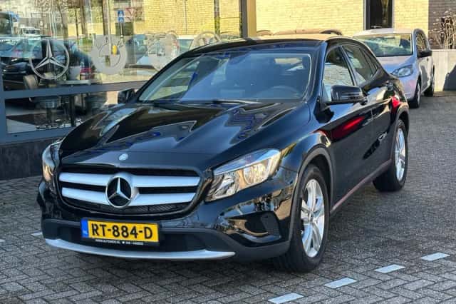 Mercedes-Benz GLA (2016) thumbnail 2