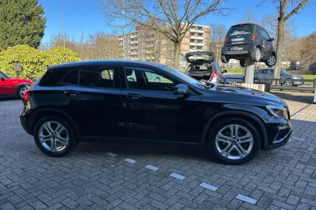 Mercedes-Benz GLA (2016) thumbnail 6