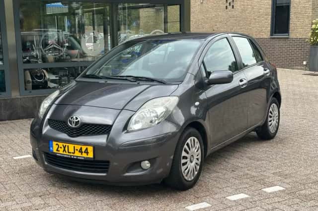 Toyota Yaris (2010) thumbnail 2