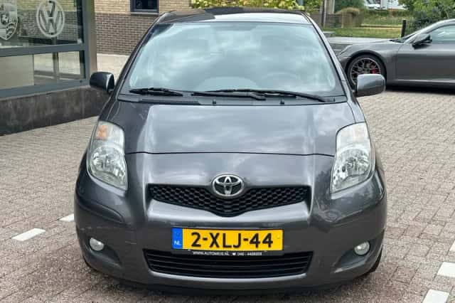 Toyota Yaris (2010) thumbnail 3