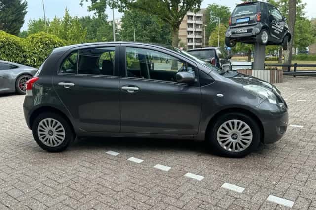 Toyota Yaris (2010) thumbnail 6