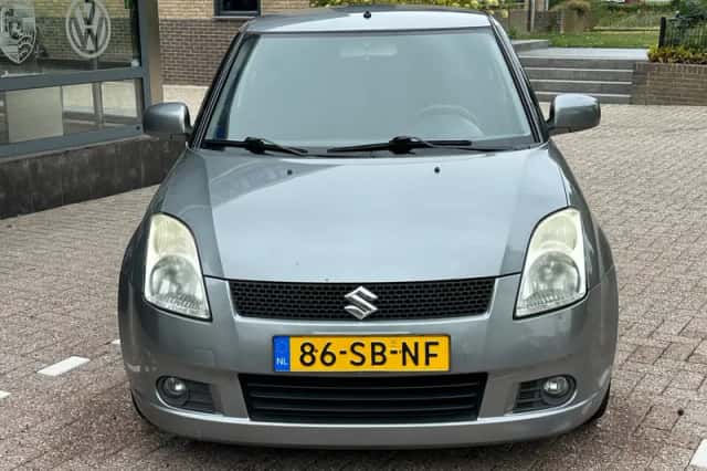 Suzuki Swift (2005) thumbnail 3