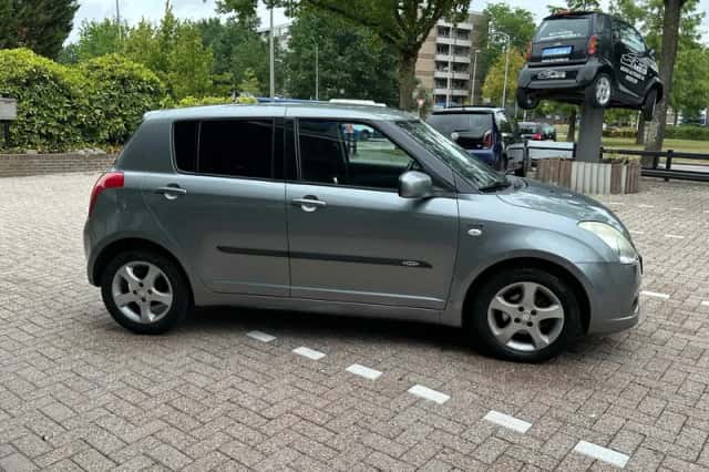 Suzuki Swift (2005) thumbnail 4