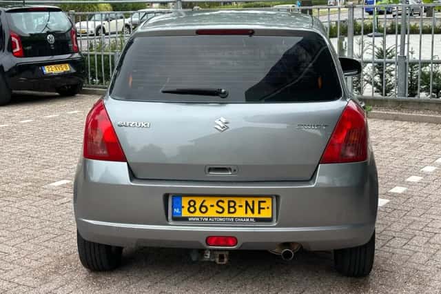 Suzuki Swift (2005) thumbnail 5