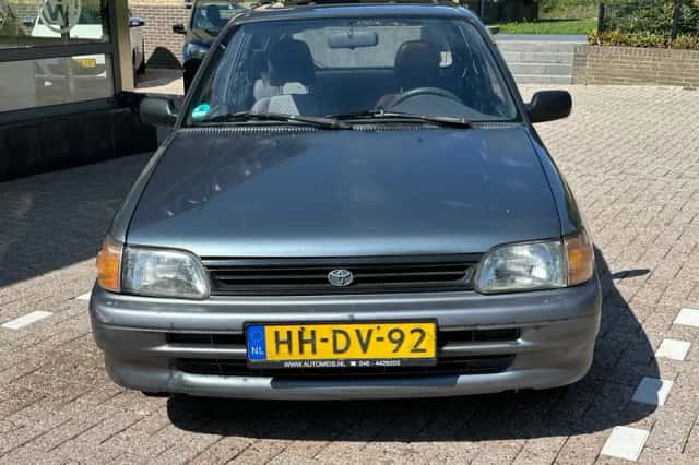 Toyota Starlet (1994) thumbnail 3