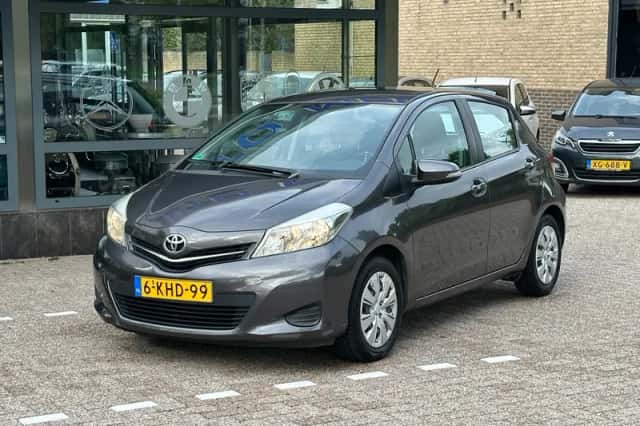 Toyota Yaris (2012) thumbnail 2