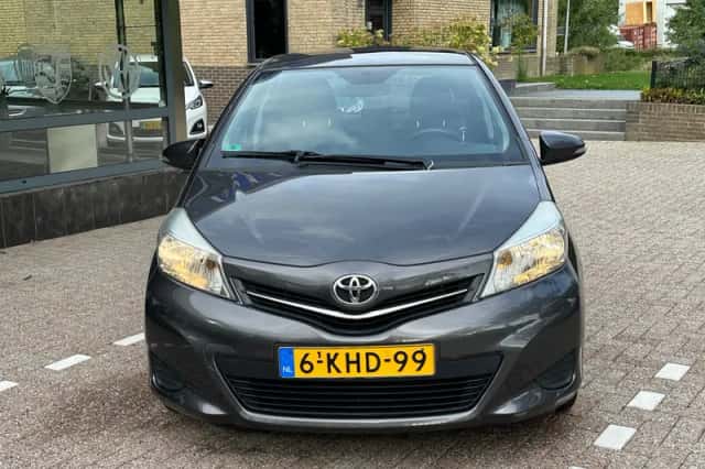 Toyota Yaris (2012) thumbnail 3