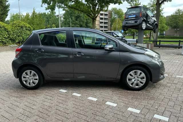 Toyota Yaris (2012) thumbnail 4