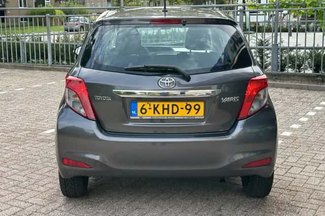 Toyota Yaris (2012) thumbnail 5
