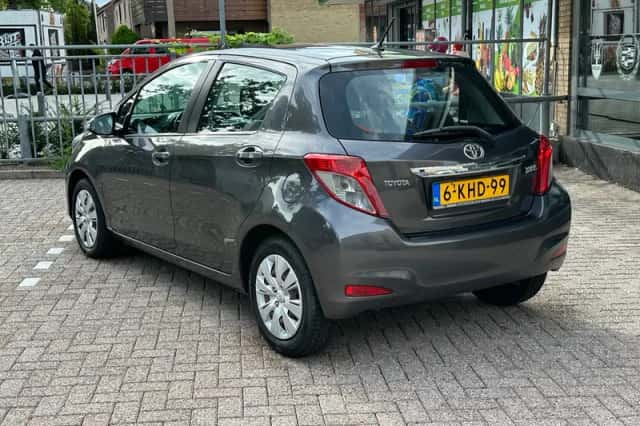 Toyota Yaris (2012) thumbnail 6