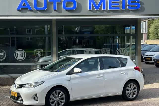 Toyota Auris (2013) thumbnail 1
