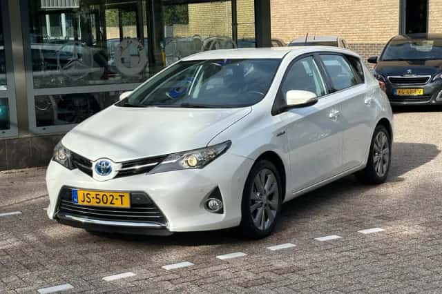 Toyota Auris (2013) thumbnail 2