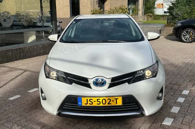 Toyota Auris (2013) thumbnail 3