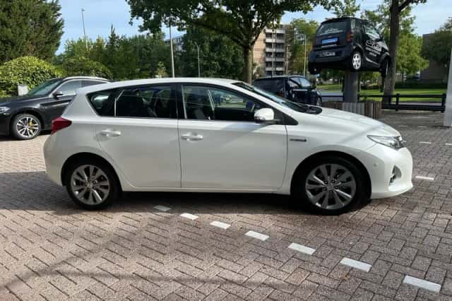Toyota Auris (2013) thumbnail 6