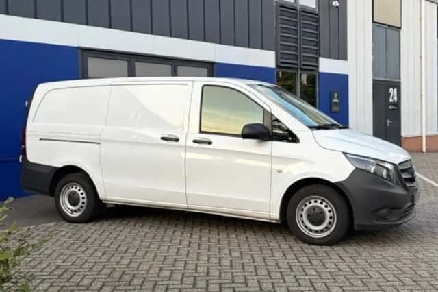 Mercedes-Benz Vito (2023) thumbnail 3