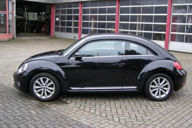 Volkswagen Beetle (2015) thumbnail 2