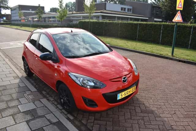 Mazda 2 (2014) thumbnail 3