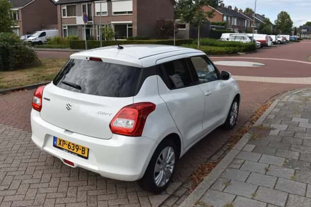 Suzuki Swift (2018) thumbnail 4