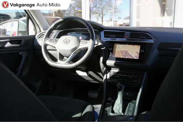 Volkswagen Tiguan (2021) thumbnail 3