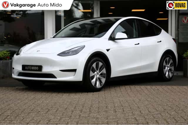 Tesla Model Y (2023) thumbnail 1