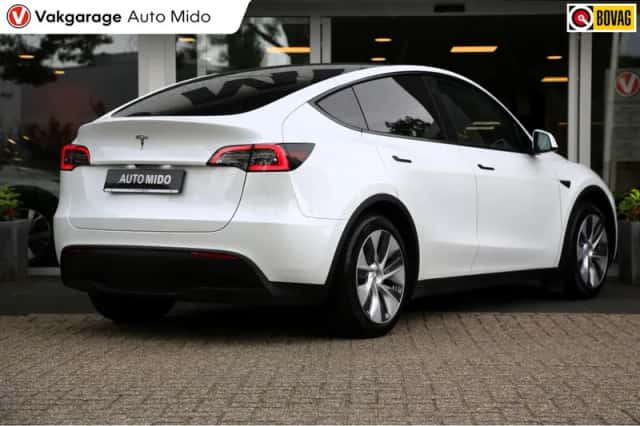 Tesla Model Y (2023) thumbnail 2