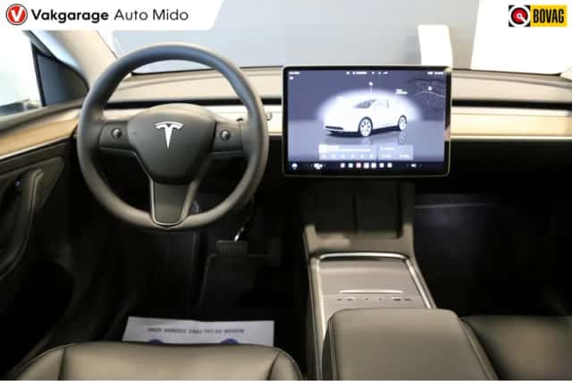 Tesla Model Y (2023) thumbnail 3