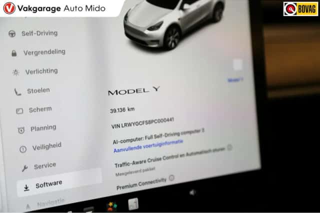 Tesla Model Y (2023) thumbnail 5