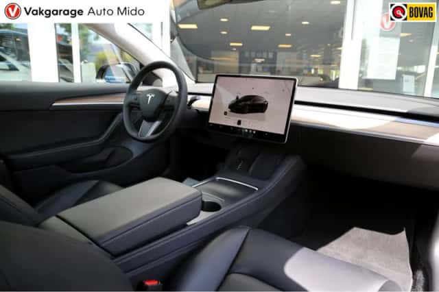 Tesla Model (2022) thumbnail 3
