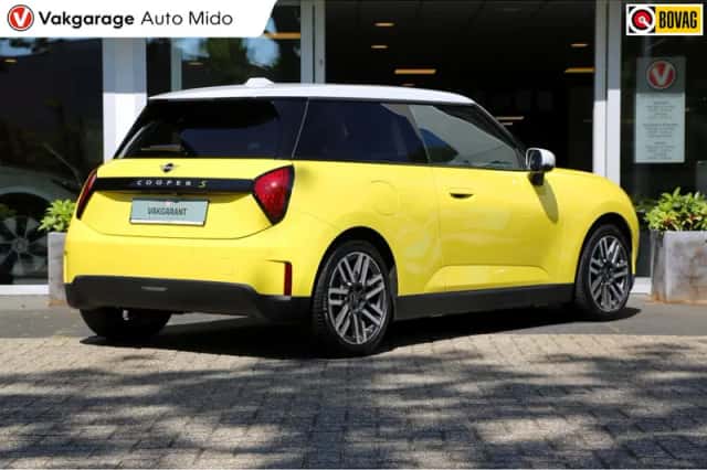 MINI Mini (2024) thumbnail 2