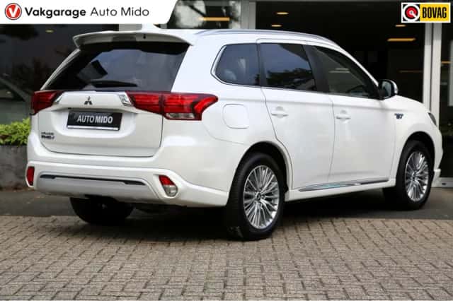 Mitsubishi Outlander (2020) thumbnail 2