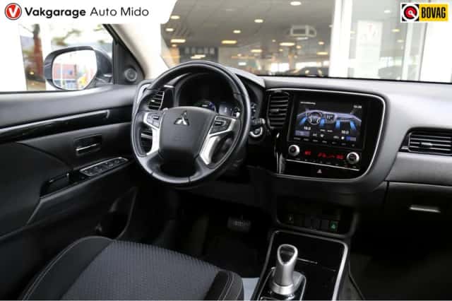 Mitsubishi Outlander (2020) thumbnail 3