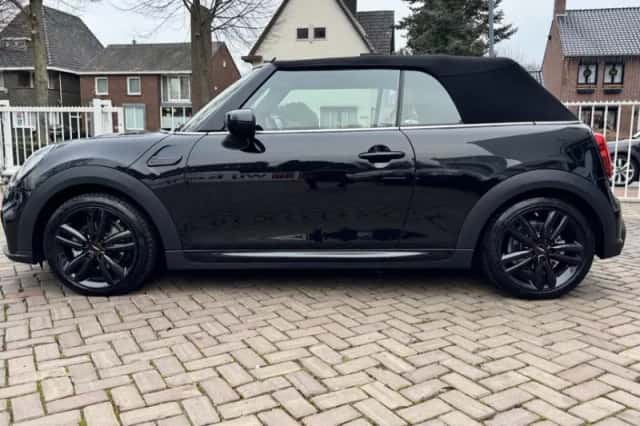MINI Cabrio (2023) thumbnail 2