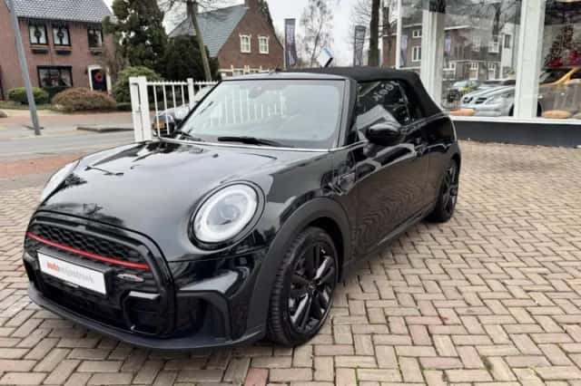 MINI Cabrio (2023) thumbnail 3
