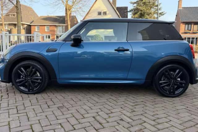 MINI Cooper (2022) thumbnail 2
