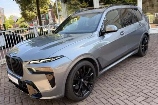 BMW X7 (2023) thumbnail 3