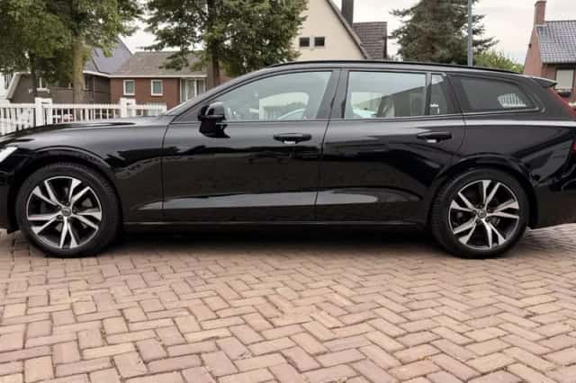 Volvo V60 (2021) thumbnail 2