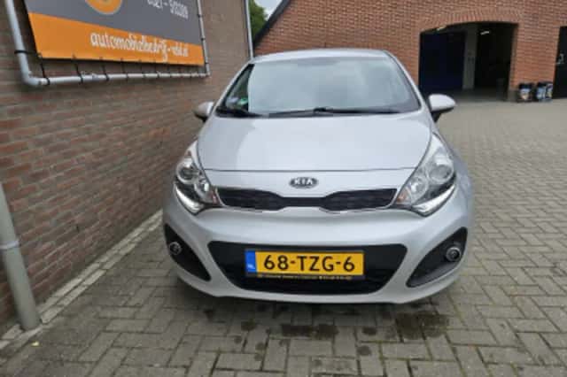 Kia Rio (2012) thumbnail 2