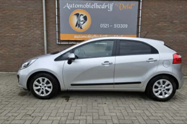 Kia Rio (2012) thumbnail 3