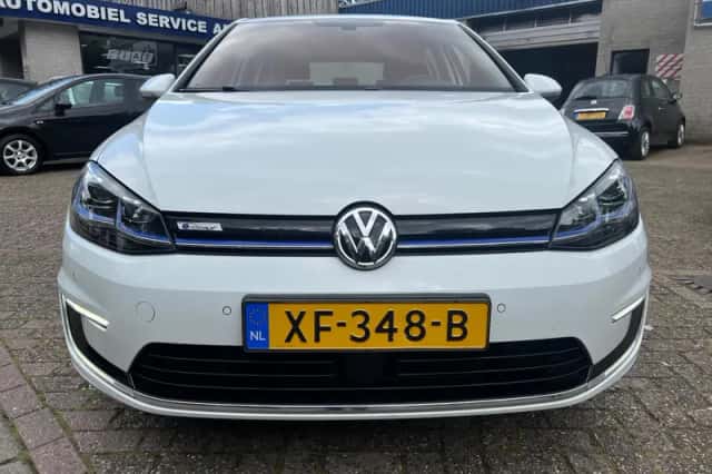 Volkswagen E-Golf (2018) thumbnail 2