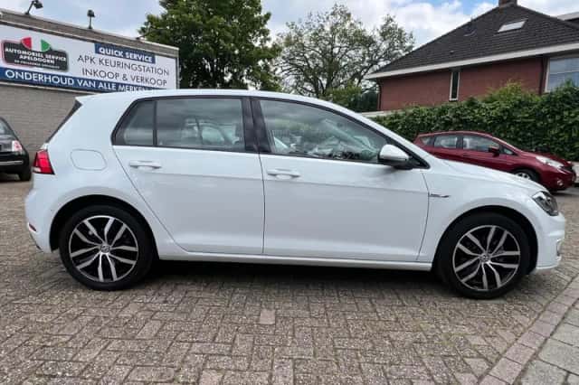 Volkswagen E-Golf (2018) thumbnail 4