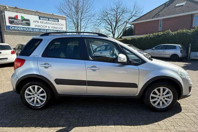 Suzuki SX4 (2011) thumbnail 4