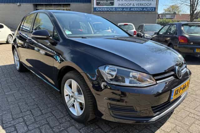 Volkswagen Golf (2015) thumbnail 2