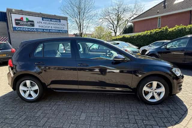 Volkswagen Golf (2015) thumbnail 3