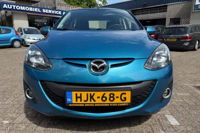 Mazda 2 (2012) thumbnail 2