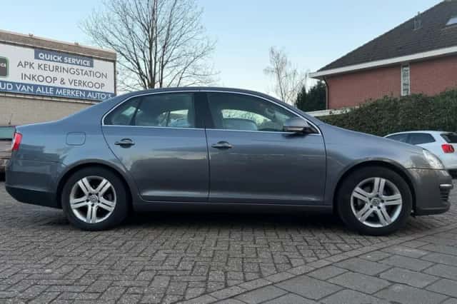 Volkswagen Jetta (2006) thumbnail 4
