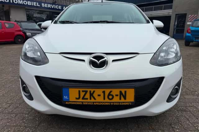Mazda 2 (2012) thumbnail 2
