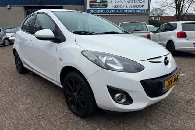 Mazda 2 (2012) thumbnail 3