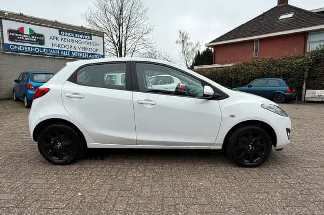 Mazda 2 (2012) thumbnail 4
