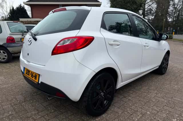Mazda 2 (2012) thumbnail 5