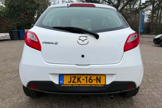 Mazda 2 (2012) thumbnail 6